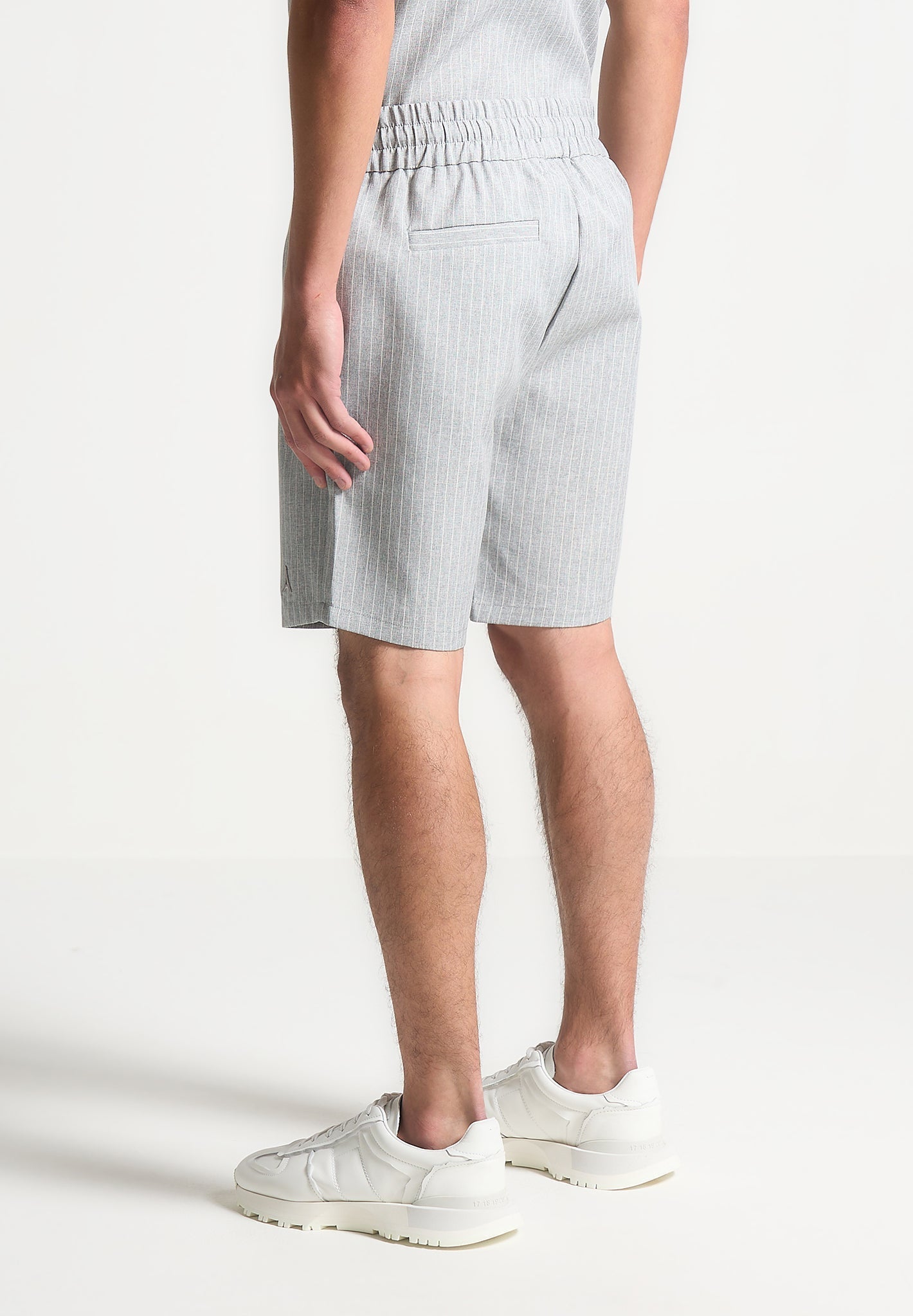 Nadelstreifen-Shorts - Grau 