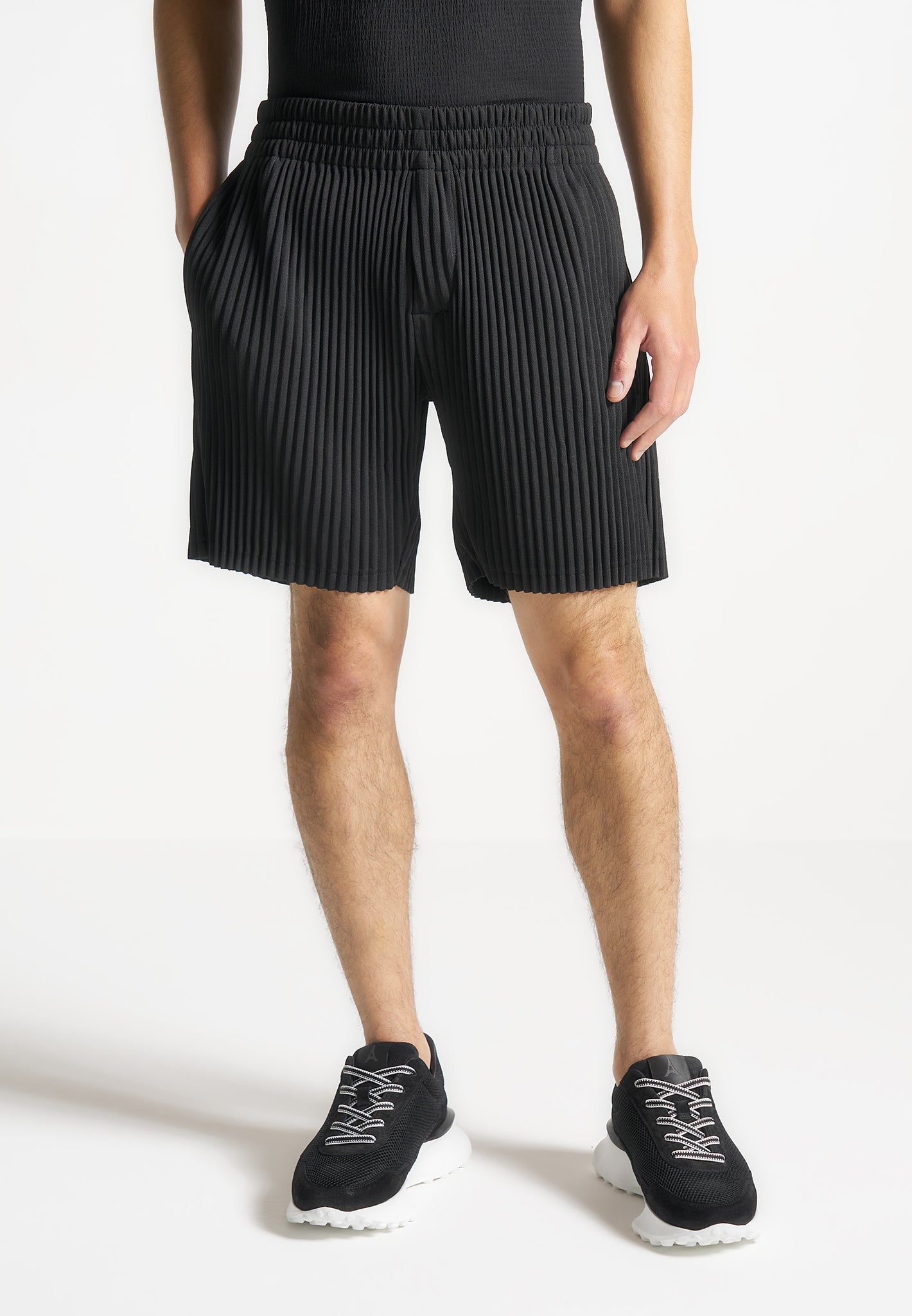 Shorts mit Falten - Schwarz 