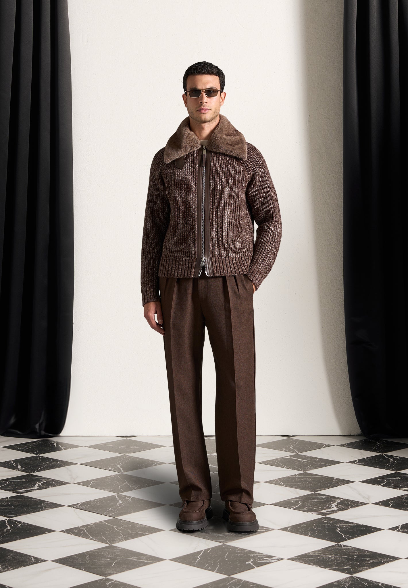 Wollstrickjacke mit Plüschkragen - Braun 