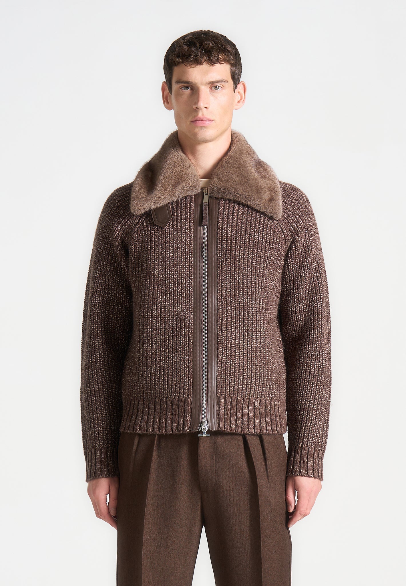 Wollstrickjacke mit Plüschkragen - Braun 