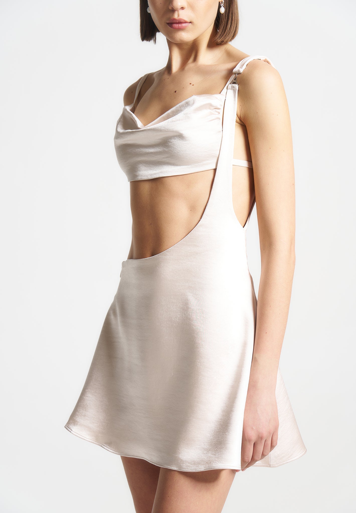 Satin-Bralette-Minikleid mit ausgestelltem Saum - Perlmutt 