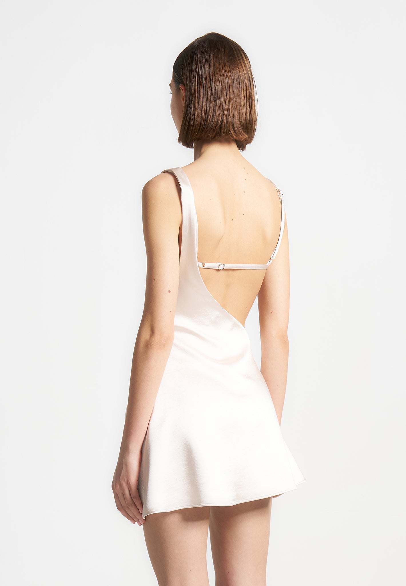Satin-Bralette-Minikleid mit ausgestelltem Saum - Perlmutt 