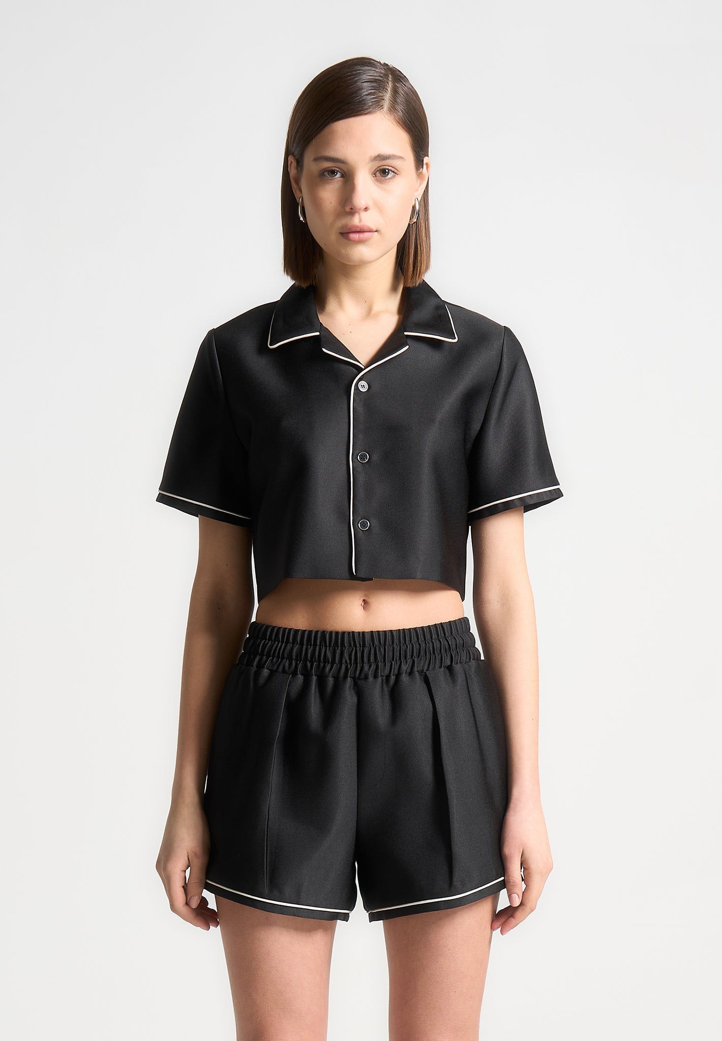 Kurzes Satin-Shirt mit Paspelierung - Schwarz 