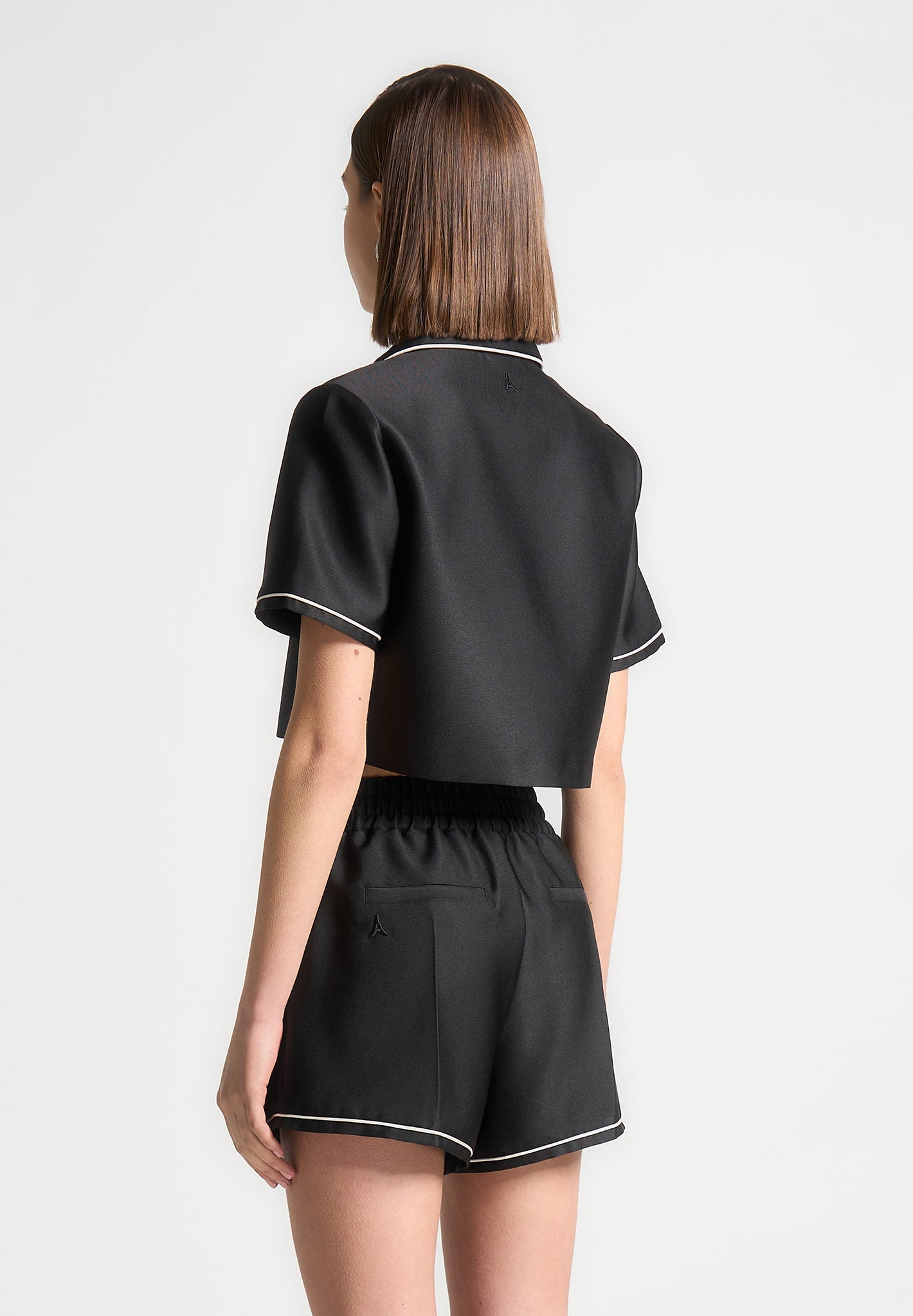 Kurzes Satin-Shirt mit Paspelierung - Schwarz 