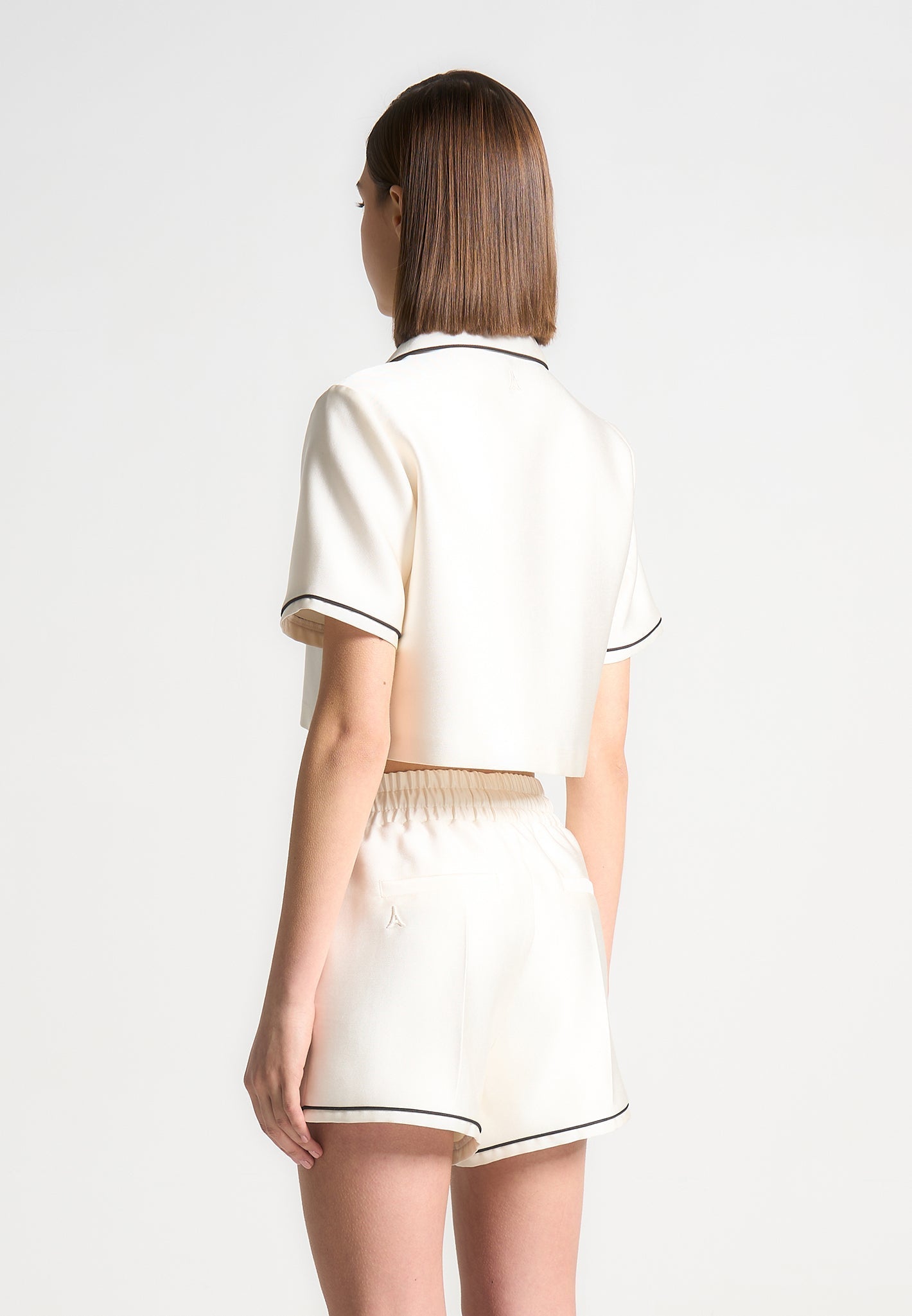 Kurzes Satin-Shirt mit Paspelierung - Creme