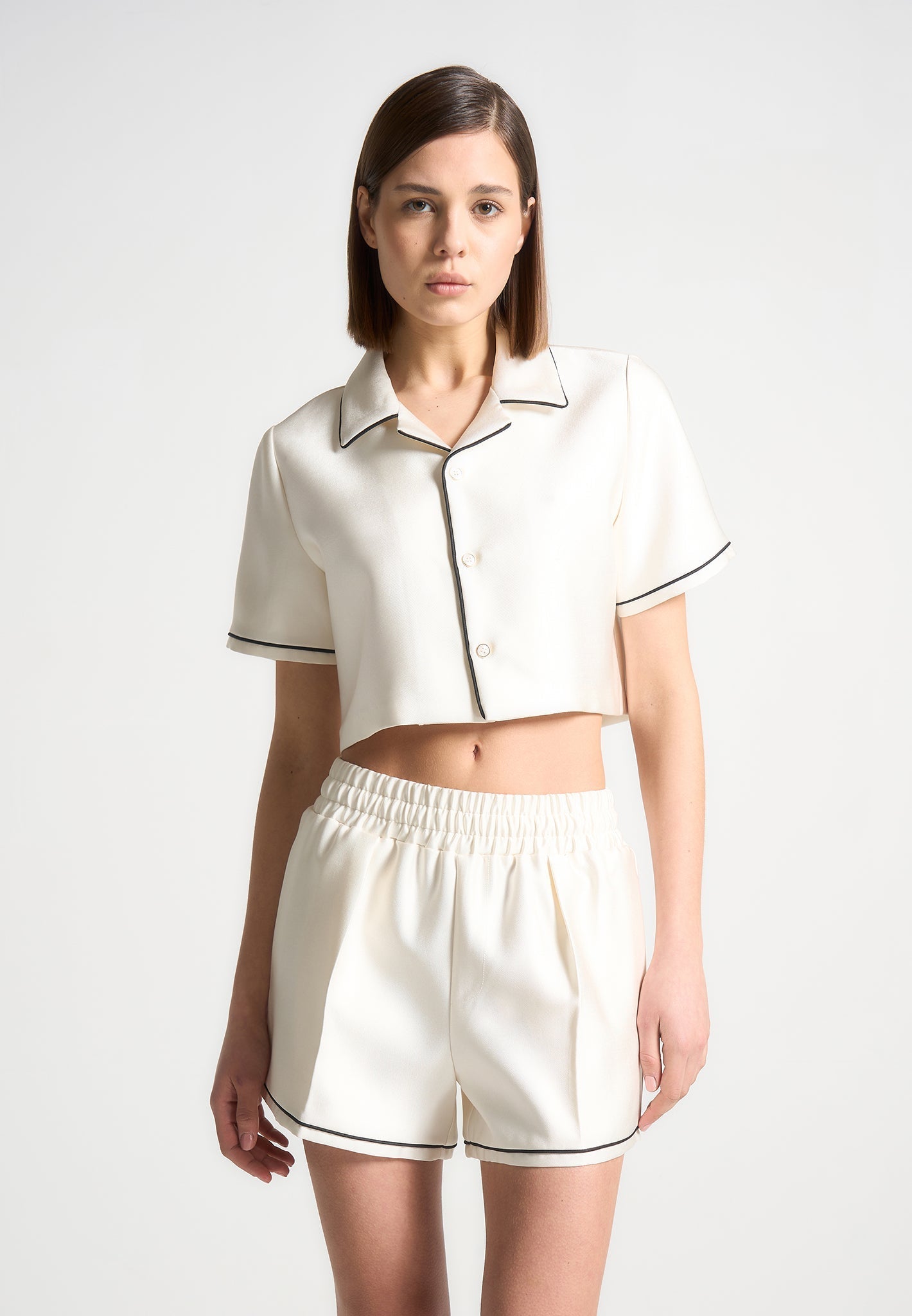 Kurzes Satin-Shirt mit Paspelierung - Creme