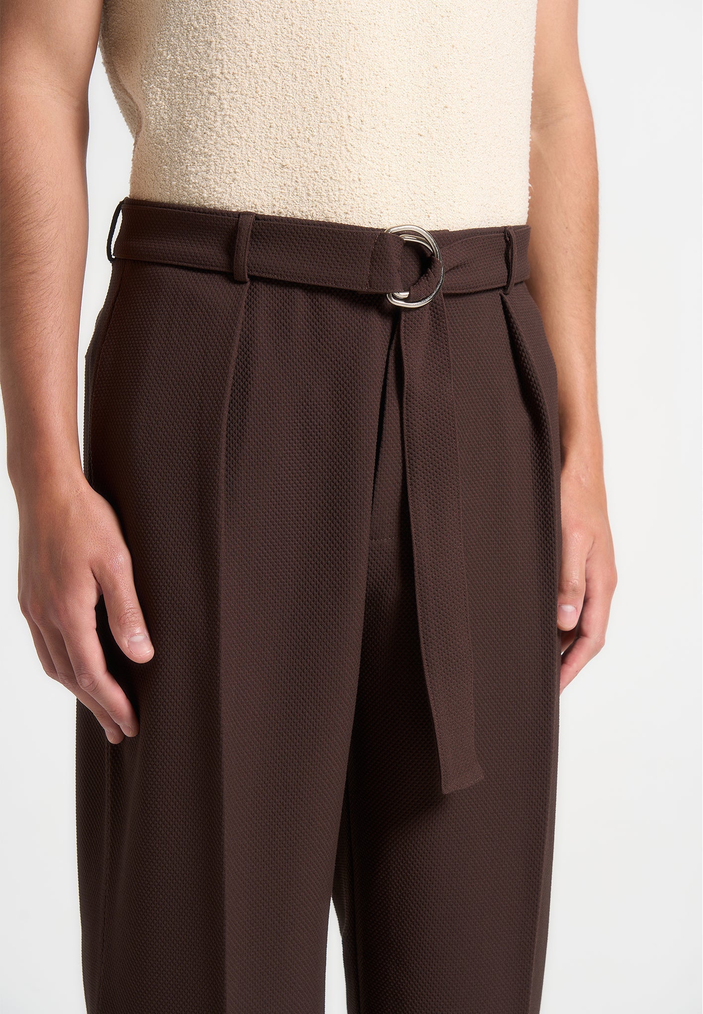 Relaxed Fit Strukturierte Tailoring-Hose mit Gürtel - Braun 