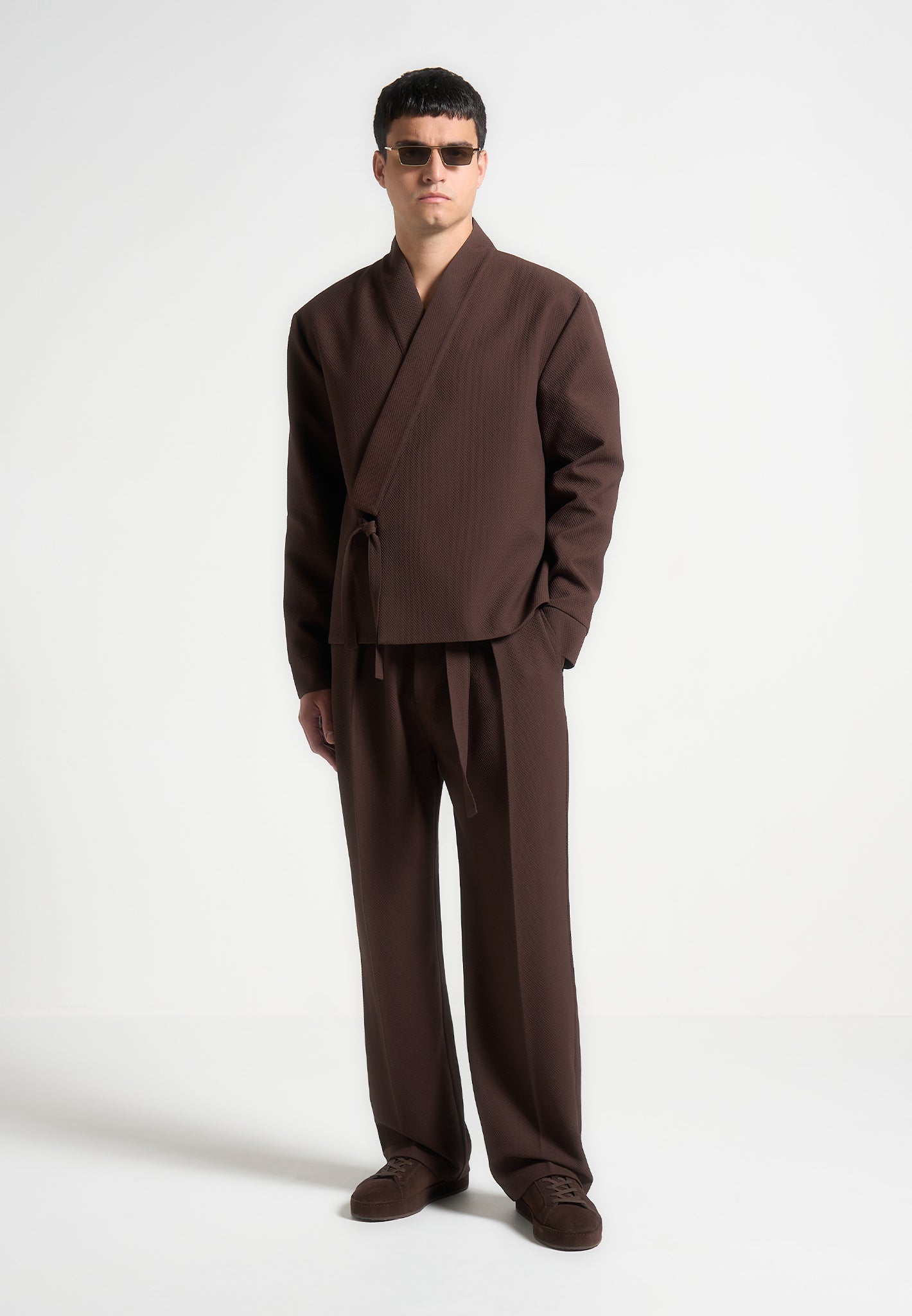 Relaxed Fit Strukturierte Tailoring-Hose mit Gürtel - Braun 