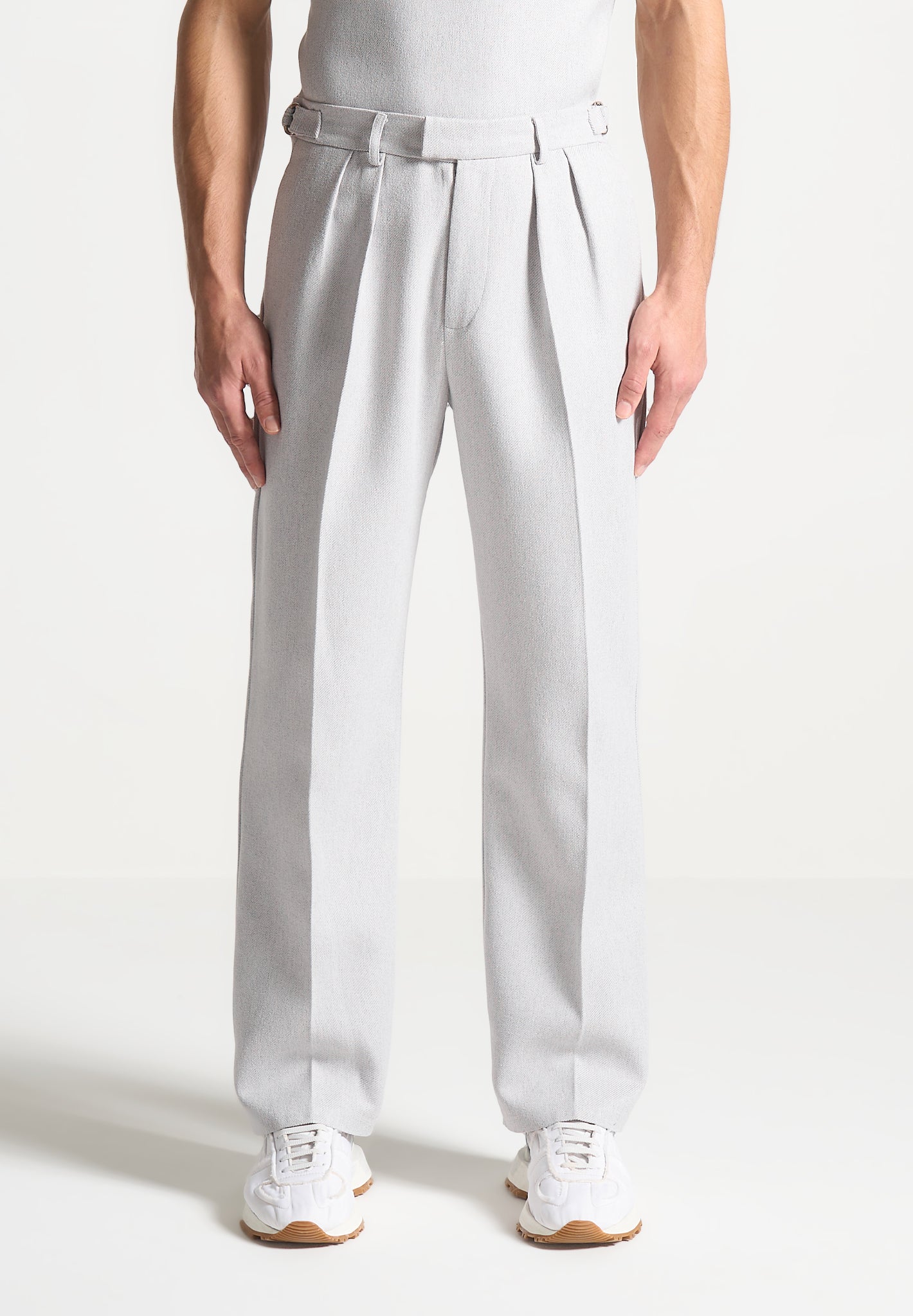 Strukturierte Bundfaltenhose im Relaxed Fit - Grau